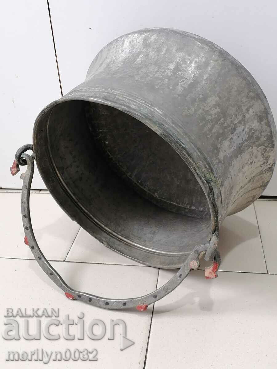 Παράδοση Παλιό καζάνι χάλκινο σκάφος χάλκινη απειλή Παράδοση Παλιό καζάνι χάλκινο σκάφος χάλκινη απειλή