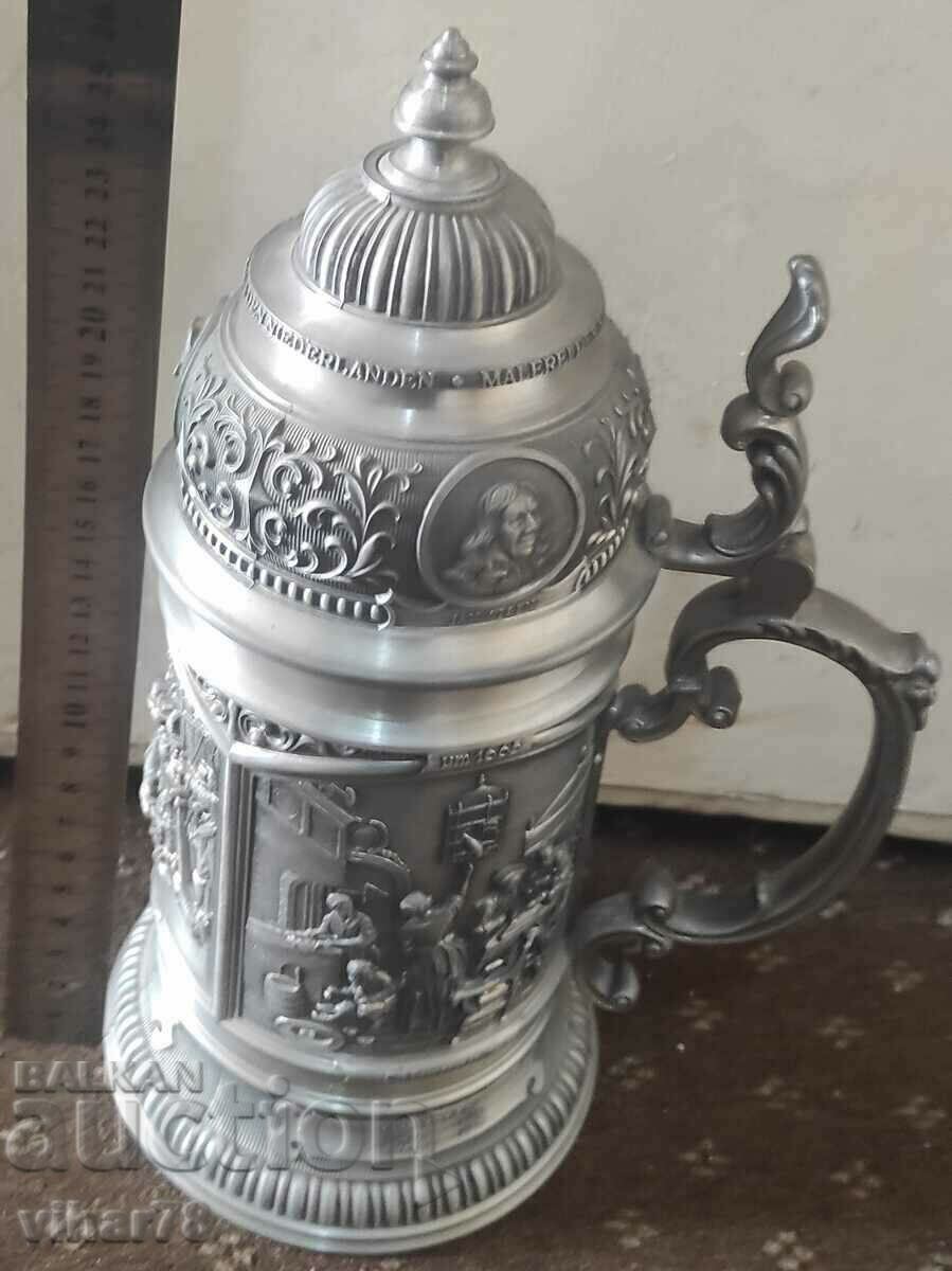 Urcior cu două pahare cu preț 359.99 BGN | € 184.06 Urcior cu două pahare cu preț 359.99 BGN | € 184.06