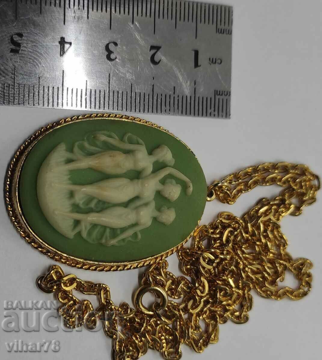 Vechi medalion cu preț € 39.99 | 78.21 BGN Vechi medalion cu preț € 39.99 | 78.21 BGN