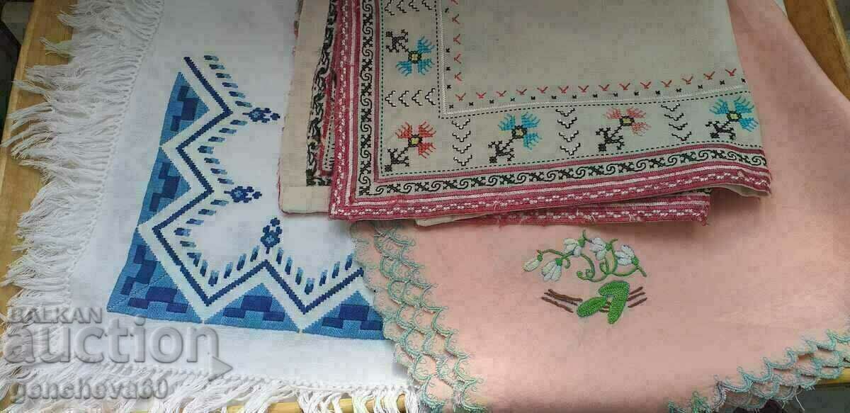 Διάφορα vintage τσεκ κεντήματα στο χέρι με τιμή € 15.00 | 29.34 BGN