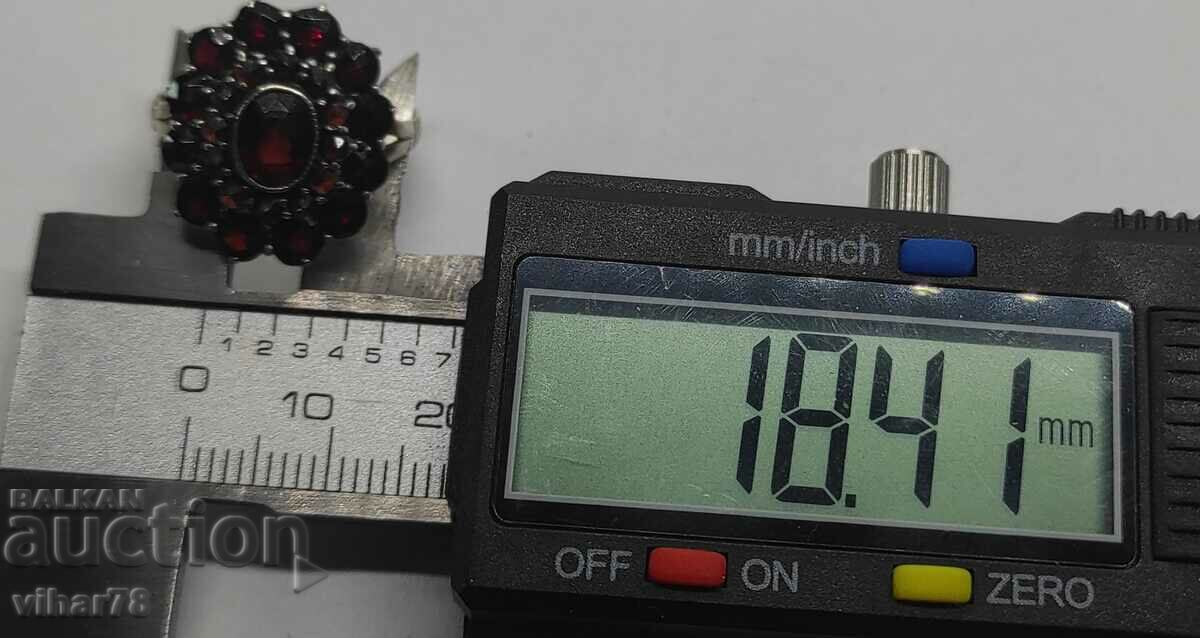 OLD WOMEN'S SILVER GARNET RING - 6 OLD WOMEN'S SILVER GARNET RING - 6