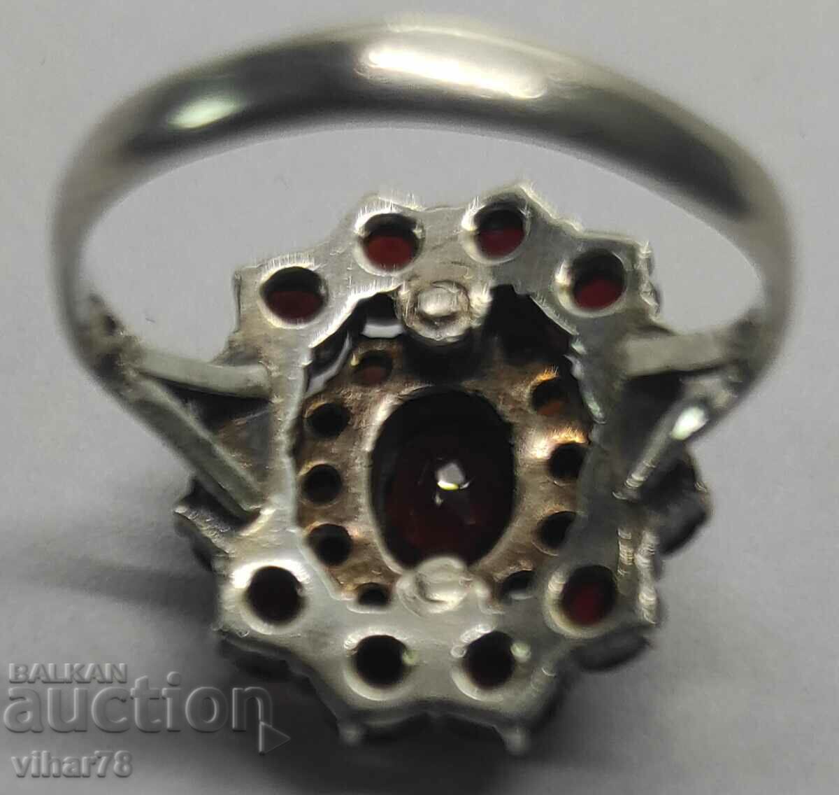 OLD WOMEN'S SILVER GARNET RING - 7 OLD WOMEN'S SILVER GARNET RING - 7