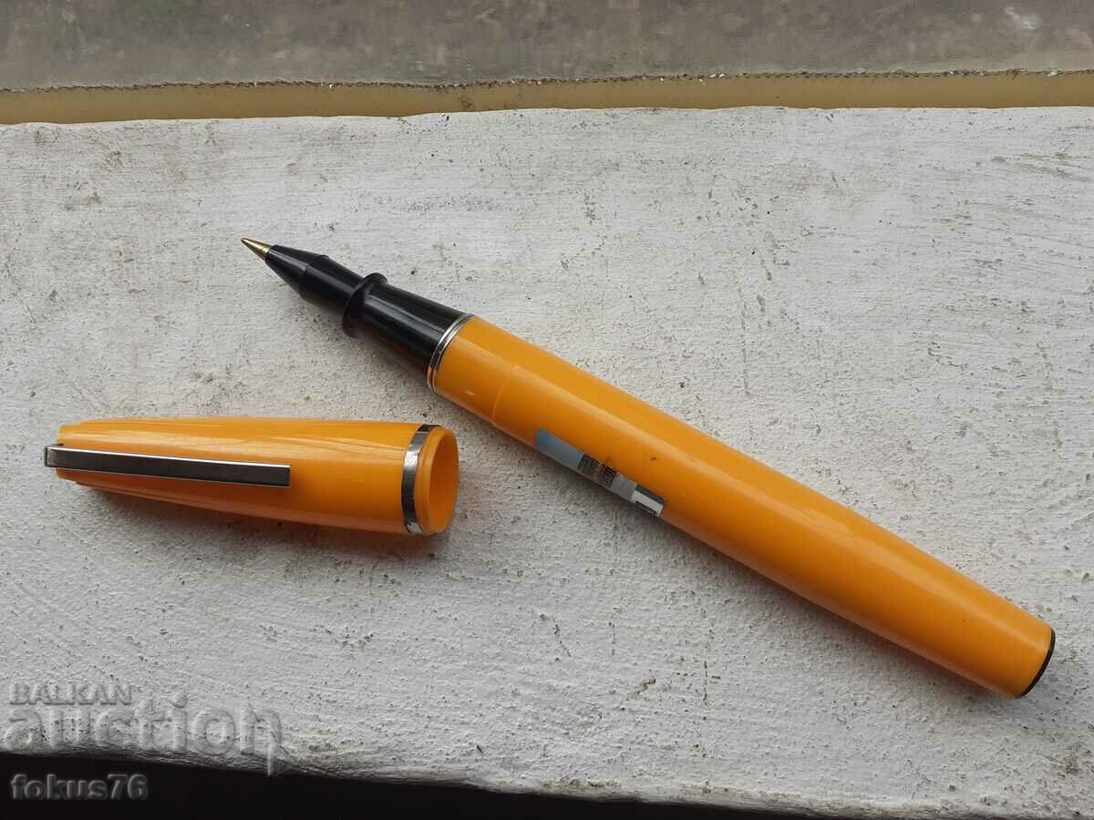 Auction Huge pen with extra refills Auction Huge pen with extra refills
