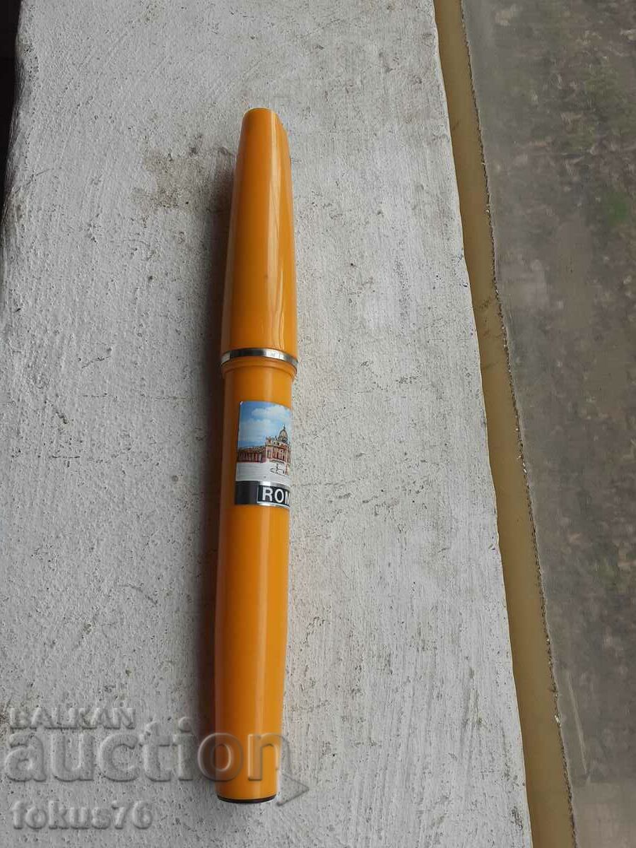 Huge pen with extra refills - 5 Huge pen with extra refills - 5