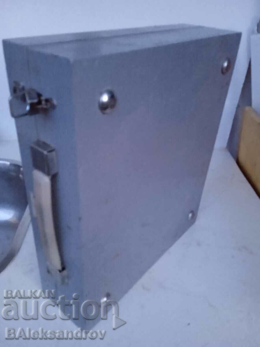 Δημοπρασία Παλιό στρατιωτικό κουτί, παιδί Δημοπρασία Παλιό στρατιωτικό κουτί, παιδί