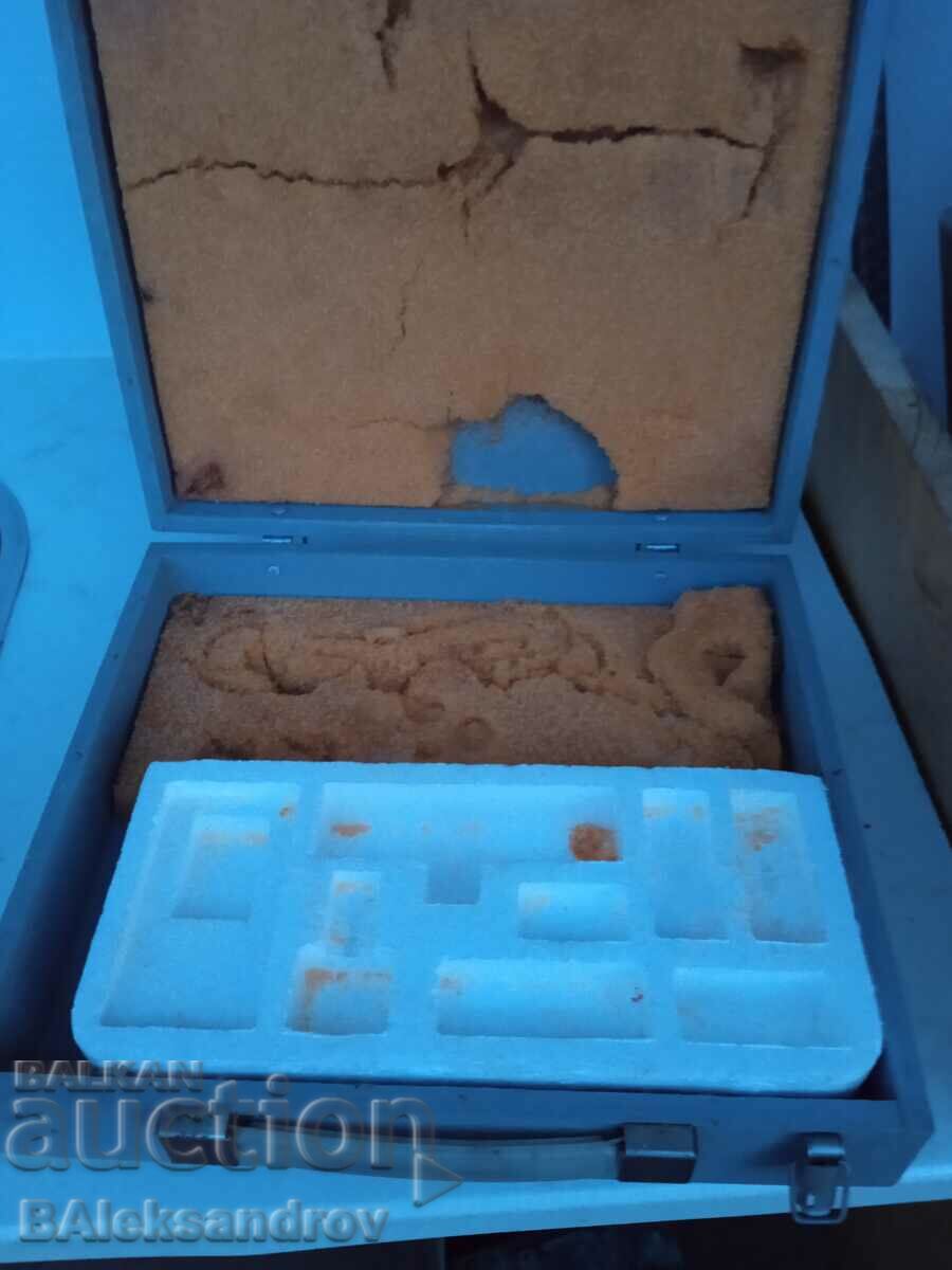 Παράδοση Παλιό στρατιωτικό κουτί, παιδί Παράδοση Παλιό στρατιωτικό κουτί, παιδί