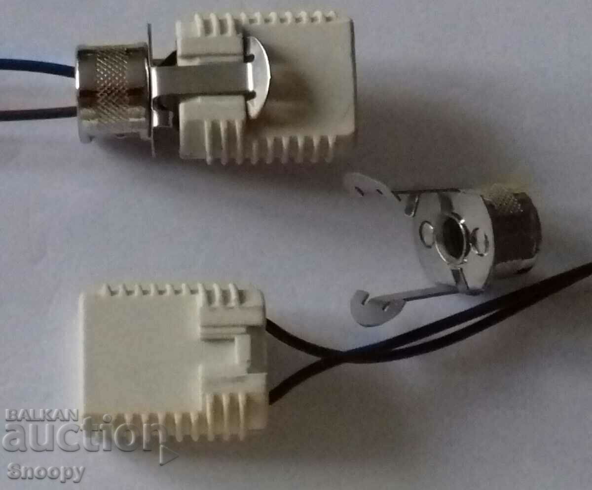Delivery of G9 ceramic socket with metal terminal and cables set of 2 pcs. Delivery of G9 ceramic socket with metal terminal and cables set of 2 pcs.