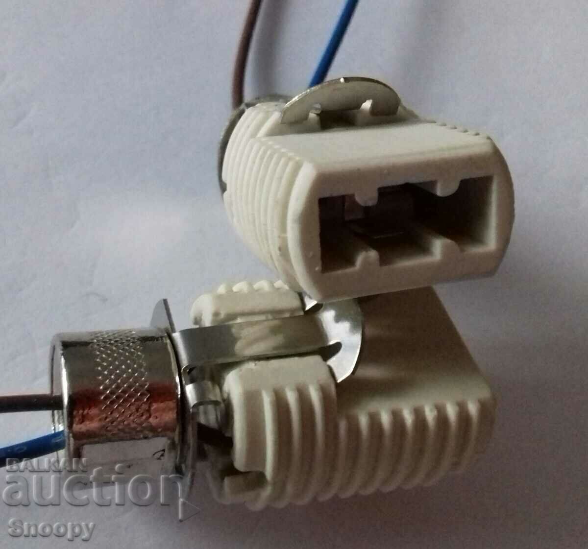 G9 ceramic socket with metal terminal and cables set of 2 pcs. G9 ceramic socket with metal terminal and cables set of 2 pcs.