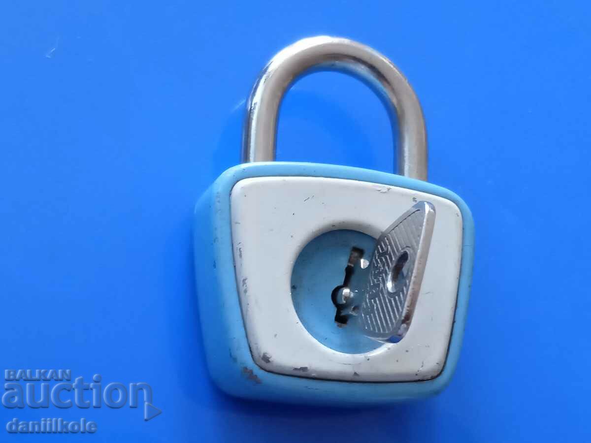 *$*Y*$* OLD SMALL PADLOCK WITH KEY HUNGARY - EXCELLENT *$*Y*$*