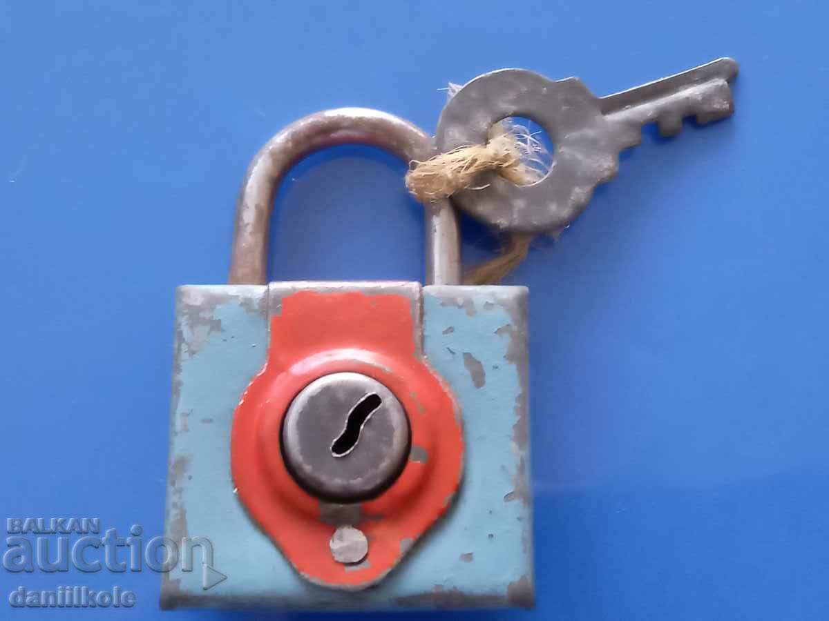 *$*Y*$* OLD SMALL PADLOCK WITH KEY - EXCELLENT *$*Y*$*