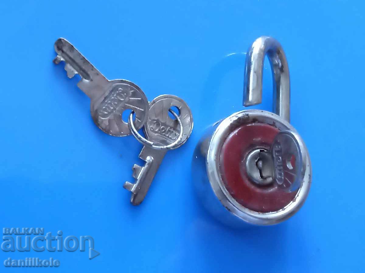 Delivery of *$*Y*$* OLD SMALL PADLOCK WITH 3 KEYS - EXCELLENT *$*Y*$* Delivery of *$*Y*$* OLD SMALL PADLOCK WITH 3 KEYS - EXCELLENT *$*Y*$*