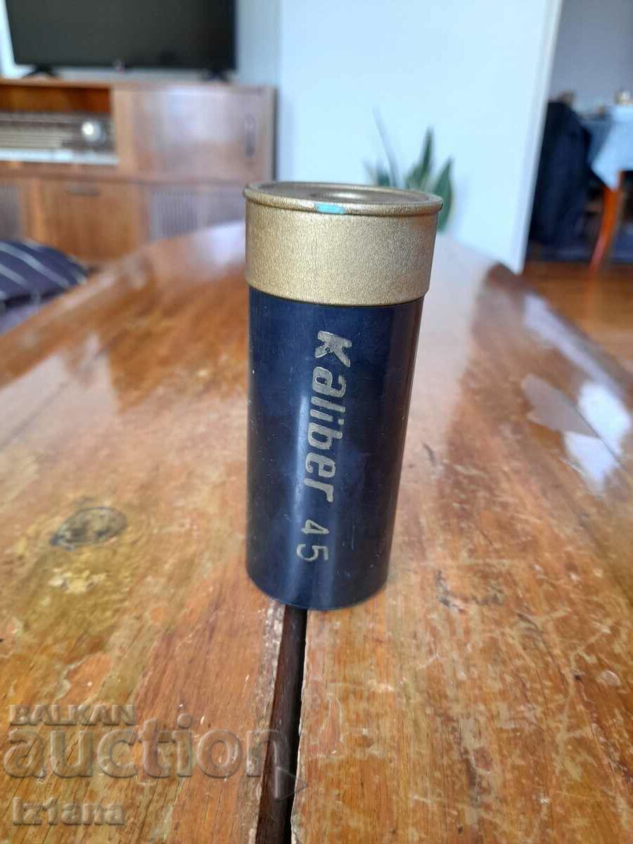 Old tourist, hunting cups Old tourist, hunting cups