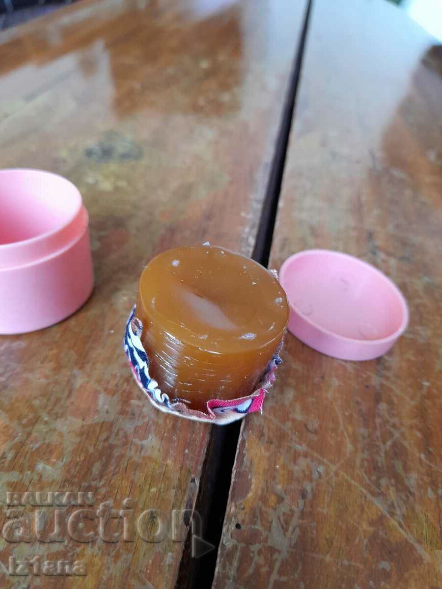 Delivery of Old rosin for musical instruments