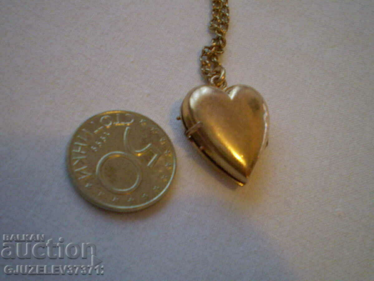 Licitație 1930 - MEDALION DE AUR DUBLU INIMĂ PENTRU FOTO