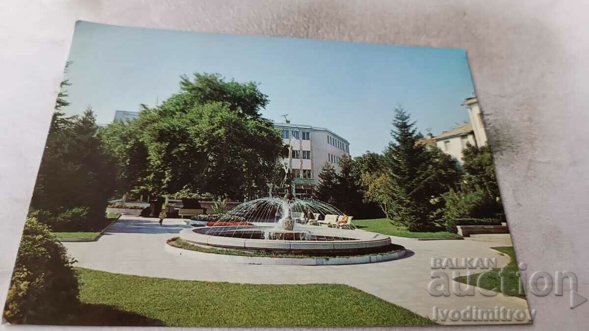 Carte poștală Parcul Sandanski în fața Căminului Tineretului 1986