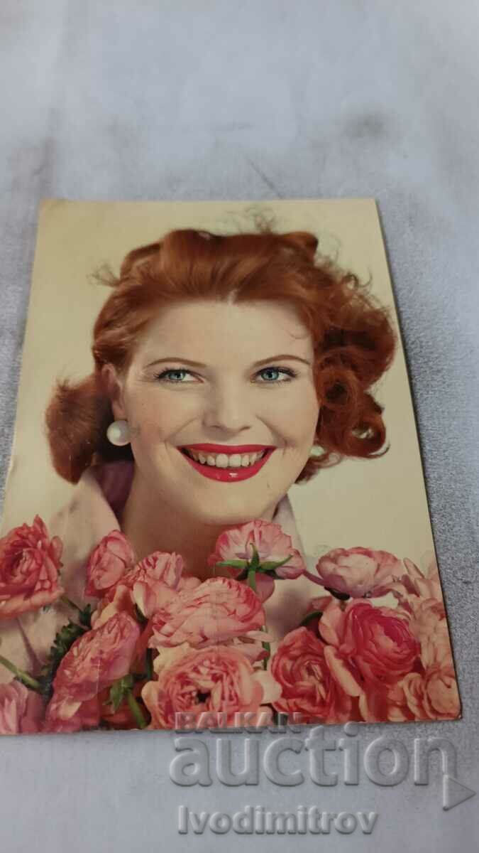 Пощенска картичка Млада жена с рози