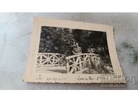 Снимка София Млада жена на мостче в Борисовата градина 1940