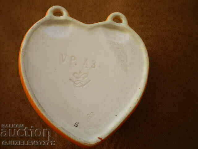 Rare find heart vase with dog very rare Hummel Goebel with price 250.00 BGN | € 127.82 Rare find heart vase with dog very rare Hummel Goebel with price 250.00 BGN | € 127.82