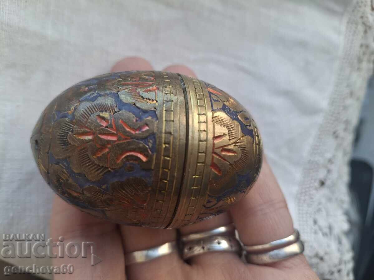 Interesant LOT de bronz: ou, scrumieră și altele/lumânări cu preț € 40.00 | 78.23 BGN Interesant LOT de bronz: ou, scrumieră și altele/lumânări cu preț € 40.00 | 78.23 BGN