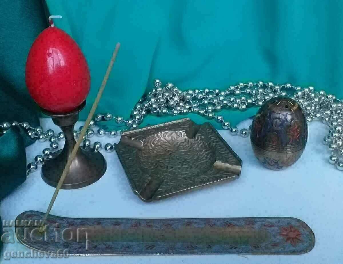 Interesant LOT de bronz: ou, scrumieră și altele/lumânări Interesant LOT de bronz: ou, scrumieră și altele/lumânări