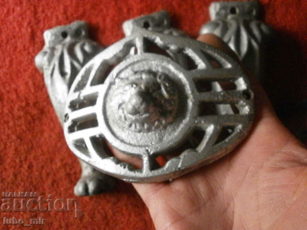 LOT OLD OIL FURNACE LEG AND APPLIANCE with price 16.00 BGN | € 8.18