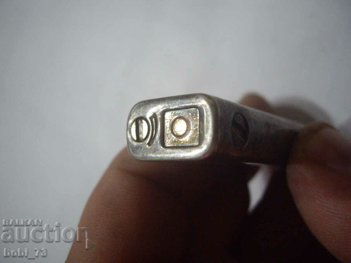 Auction  An old lighter.