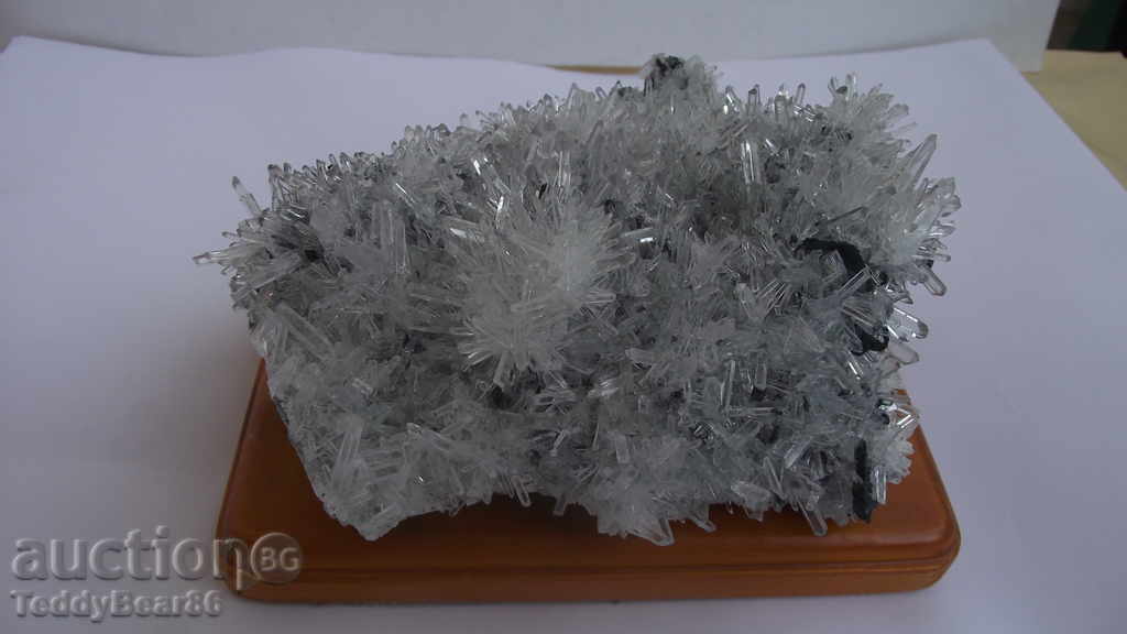 МИНЕРАЛ Планински кристал- от Родопите