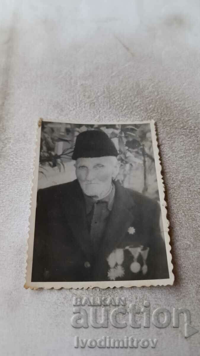 Foto Bărbat în vârstă cu cruce pentru ordine de vitejie și medalii