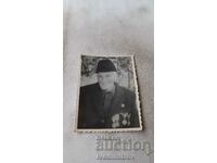Photo Elderly man with cross for bravery orders and medals