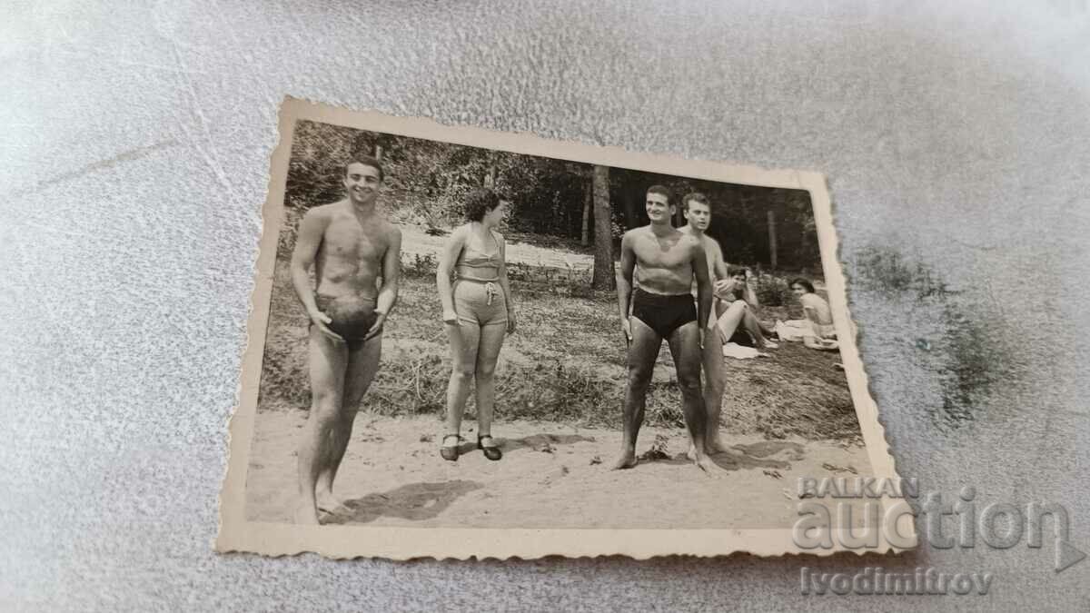 Fotografie Bankya Trei bărbați și o femeie în costume de baie pe nisip 1951