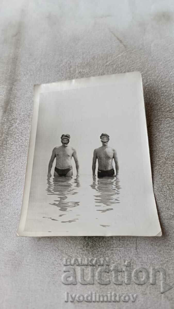 Снимка Двама млади мъже с маски и шнорхели в морето