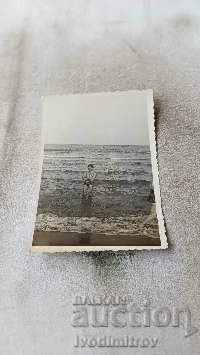 Foto Omul pe malul mării