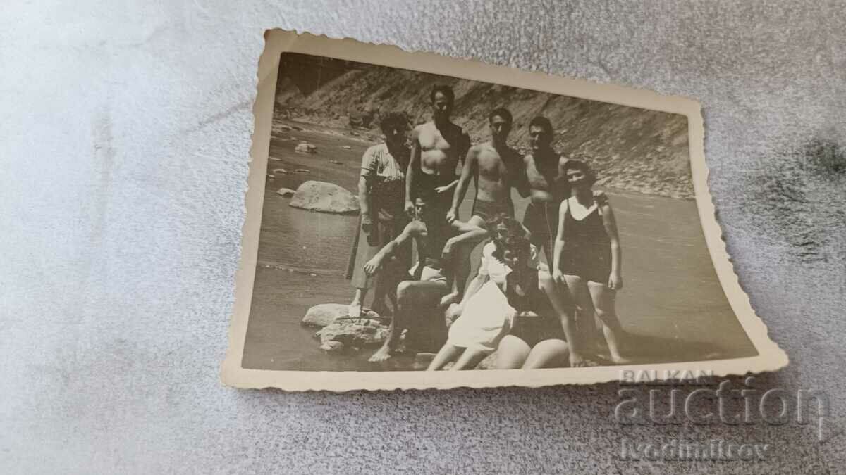Κα Lakatnik Νεαροί και γυναίκες σε πέτρες στον ποταμό Iskar 1951