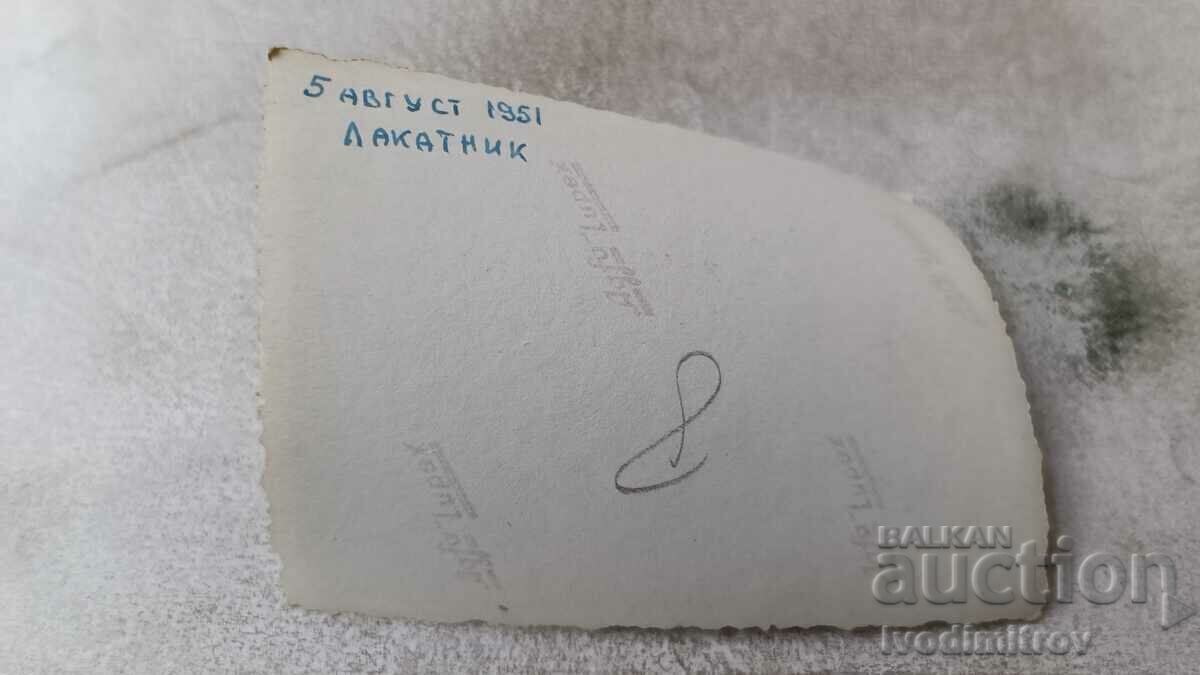 Dna Lakatnik Tineri și femei pe pietre în râul Iskar 1951 cu preț 2.45 BGN | € 1.25 Dna Lakatnik Tineri și femei pe pietre în râul Iskar 1951 cu preț 2.45 BGN | € 1.25