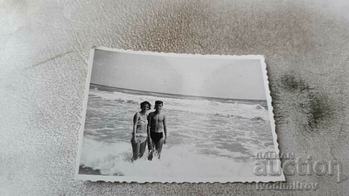Φωτογραφία Ένας νεαρός άνδρας και ένα νεαρό κορίτσι στην παραλία