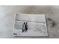 Fotografie Un tânăr și o tânără fată pe plajă