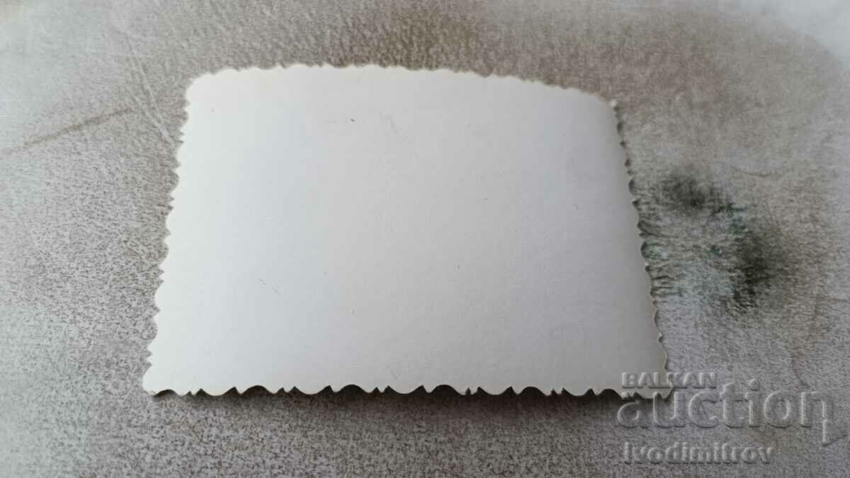 Снимка Мъже жени и деца на брега на морето с цена 1.15 лв. | € 0.59 Снимка Мъже жени и деца на брега на морето с цена 1.15 лв. | € 0.59