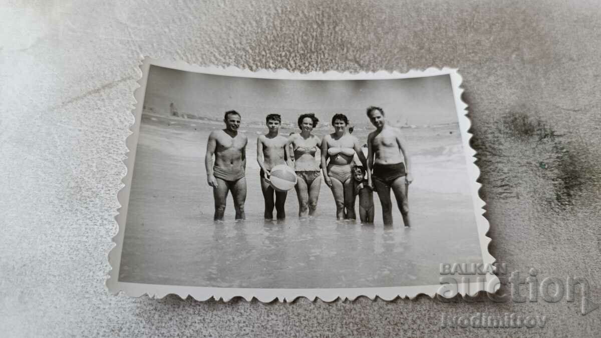 Photo Men women and children on the beach