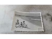 Φωτογραφία Άνδρας γυναίκα και αγόρι στην παραλία