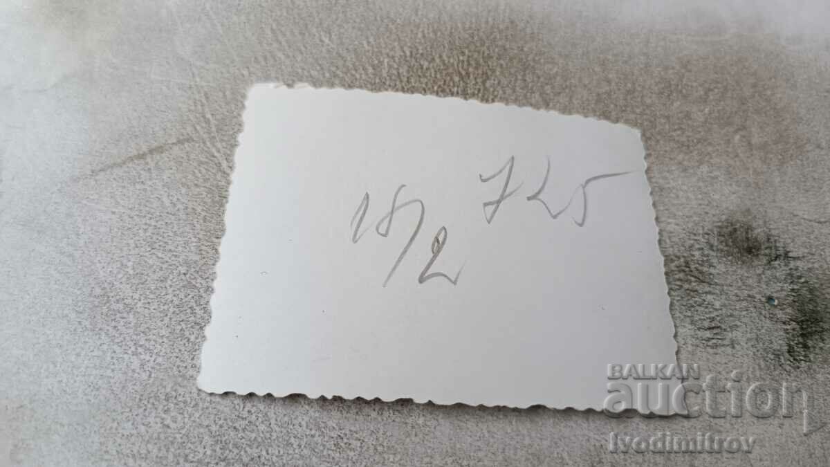 Φωτογραφία Νεαρή γυναίκα με φαρδύ καπέλο στην παραλία με τιμή 0.95 BGN | € 0.49 Φωτογραφία Νεαρή γυναίκα με φαρδύ καπέλο στην παραλία με τιμή 0.95 BGN | € 0.49