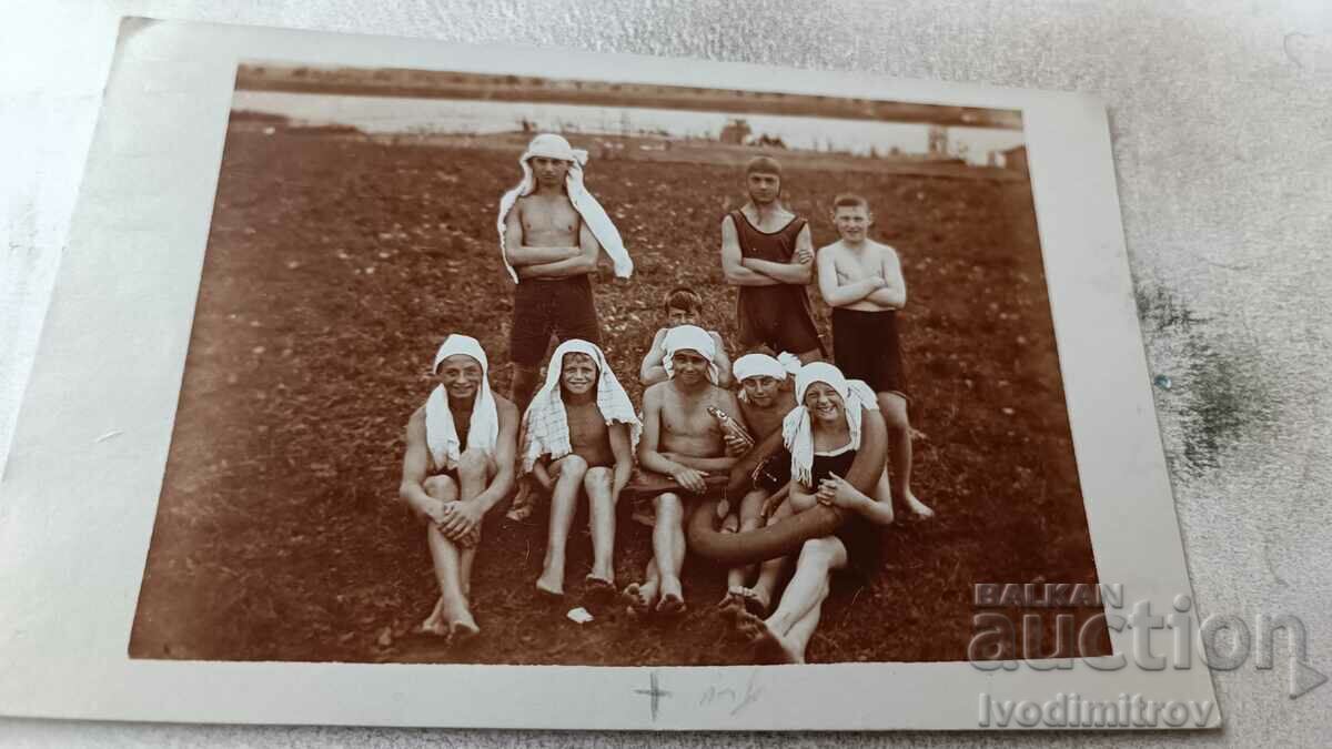 Photo Young men and women with white cloths on their heads 1926