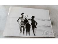 Снимка Дружба Двама мъже и младо момиче на брега на морето