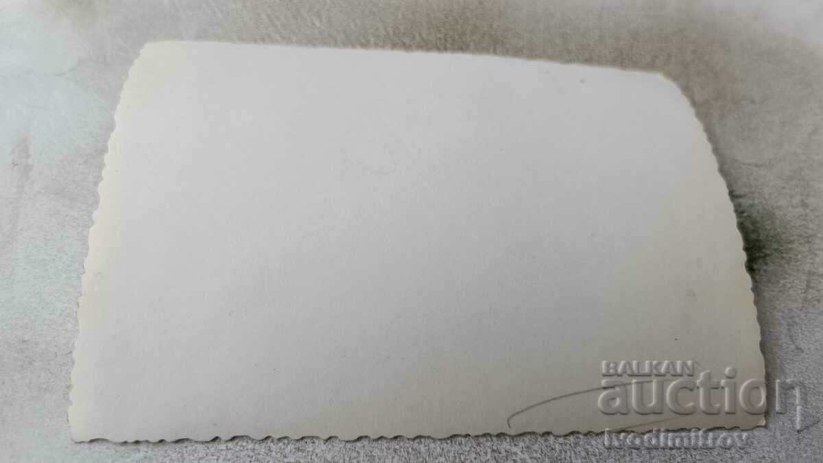 Снимка Двама мъже на брега на морето с цена € 0.64 | 1.25 лв.