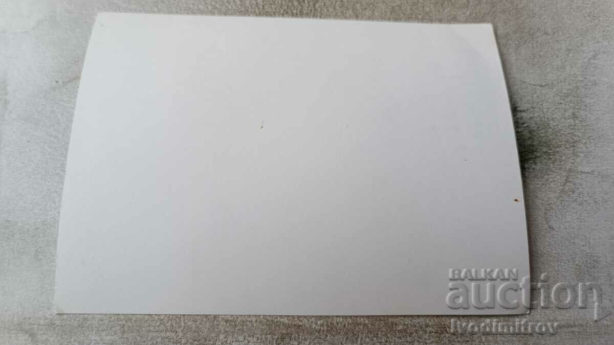 Φωτογραφία Ένας άντρας και τέσσερις γυναίκες στην παραλία με τιμή 1.15 BGN | € 0.59 Φωτογραφία Ένας άντρας και τέσσερις γυναίκες στην παραλία με τιμή 1.15 BGN | € 0.59