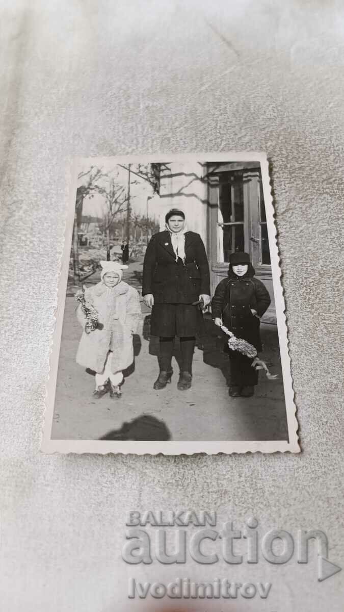 Photo Sofia Woman and two children with suruvachki