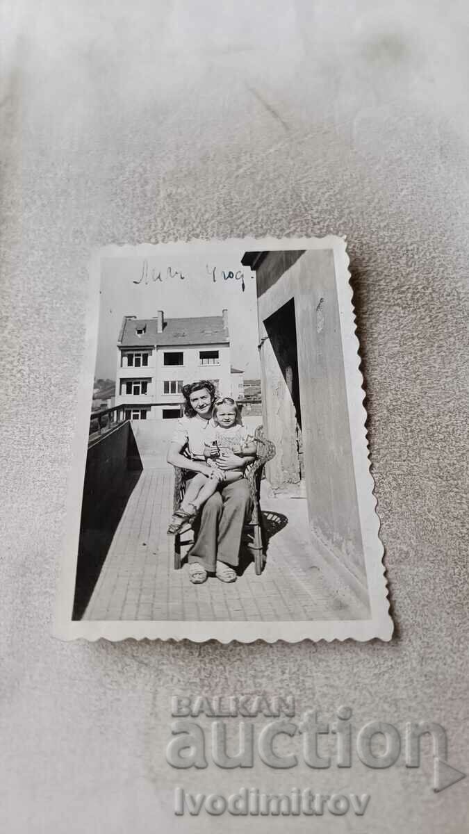 Снимка София Жена и момиченце на стол на балкон