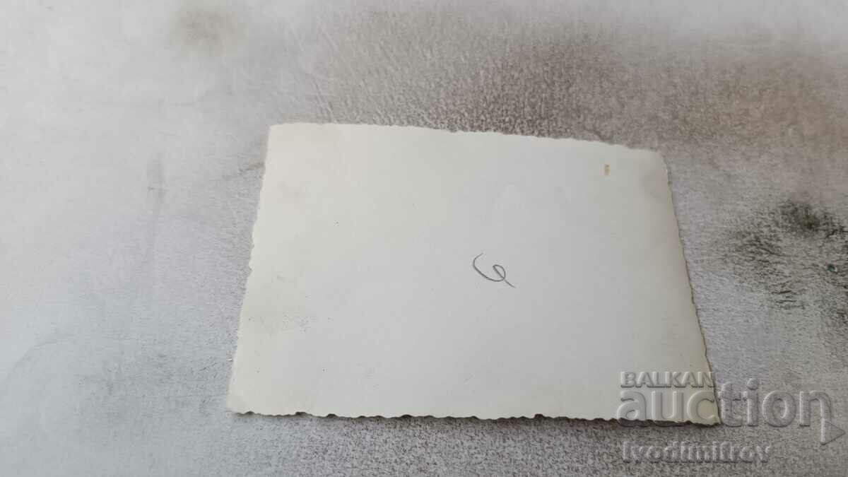 Φωτογραφία Σοφία Μια γυναίκα και δύο παιδιά στο δρόμο με τιμή 2.65 BGN | € 1.35 Φωτογραφία Σοφία Μια γυναίκα και δύο παιδιά στο δρόμο με τιμή 2.65 BGN | € 1.35