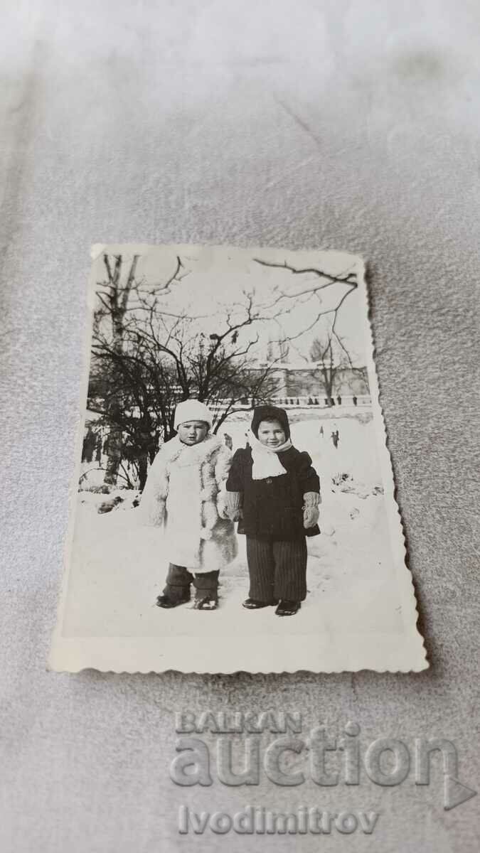 Снимка София Две деца в парка през зимата
