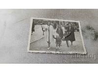Φωτογραφία Σοφία Δύο γυναίκες, ένα κορίτσι και δύο παιδιά σε μια βόλτα