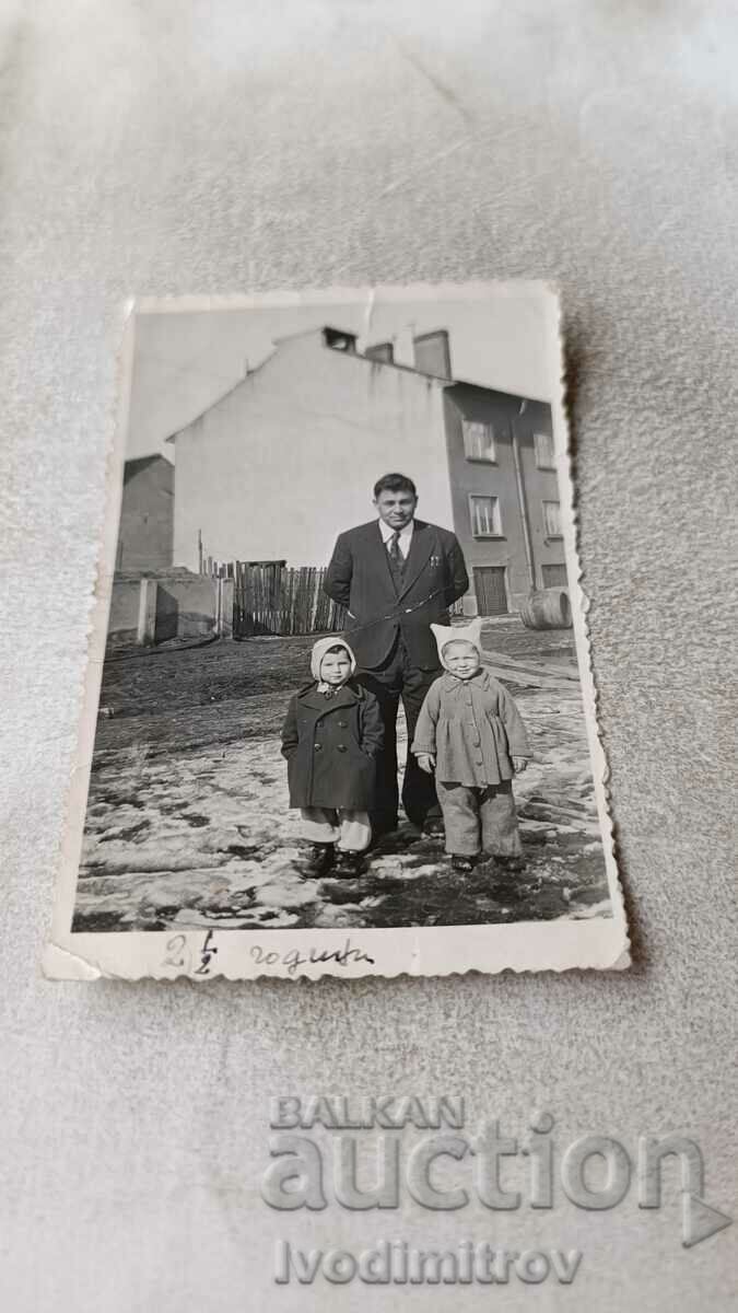 Снимка София Мъж и две деца на улицата през зимата